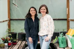 Bild zum Newsbeitrag - Zwischen Mental Load und Sehnsucht nach Leichtigkeit: Wie Debora Kuder und Sarina Pfauth Hoffnung, innere Ruhe und neue Freiheit im Alltag zeigen