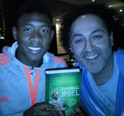 Bild zum Newsbeitrag - FC Bayern-Star liest die Fußball-Bibel