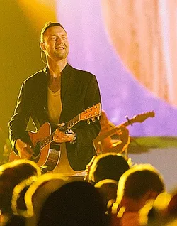 Bild zum Newsbeitrag - „Glorious Ruins“ und die geniale Sache mit Gott