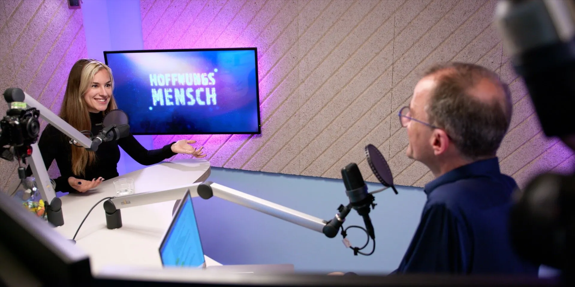 Kira Geiss und Steffen Kern im Studio bei der Aufnahme des Hoffnungsmensch-Podcasts